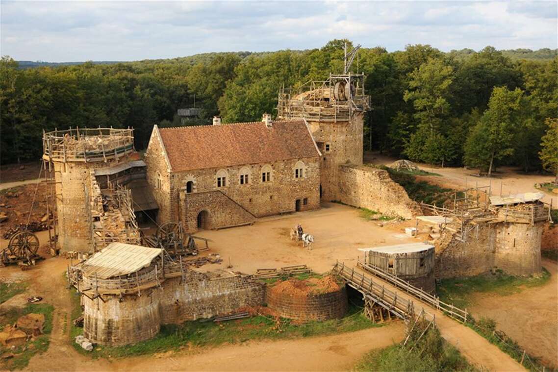 CONSTRUYEN UN CASTILLO MEDIEVAL UTILIZANDO TÉCNICAS ANTIGUAS, CON UN RESULTADO ESPECTACULAR