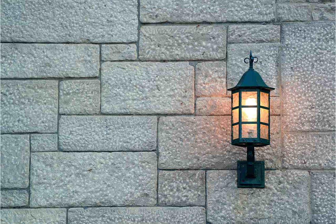 5 Razones por las que Deberías Tener tu Jardín Iluminado con Apliques