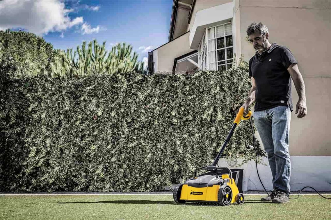 Todo lo que necesitas saber sobre las barredoras de césped artificial