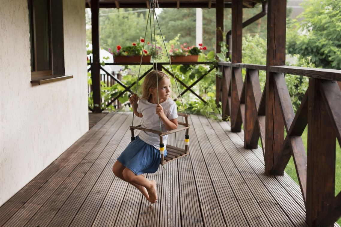 Suelos de Madera Tratada: Elegancia Duradera para Balcones y Terrazas