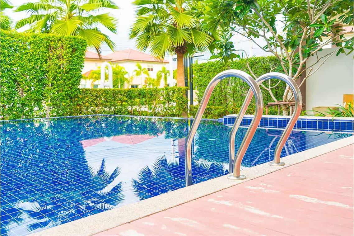 Dicas a seguir se quiser instalar uma piscina no seu jardim
