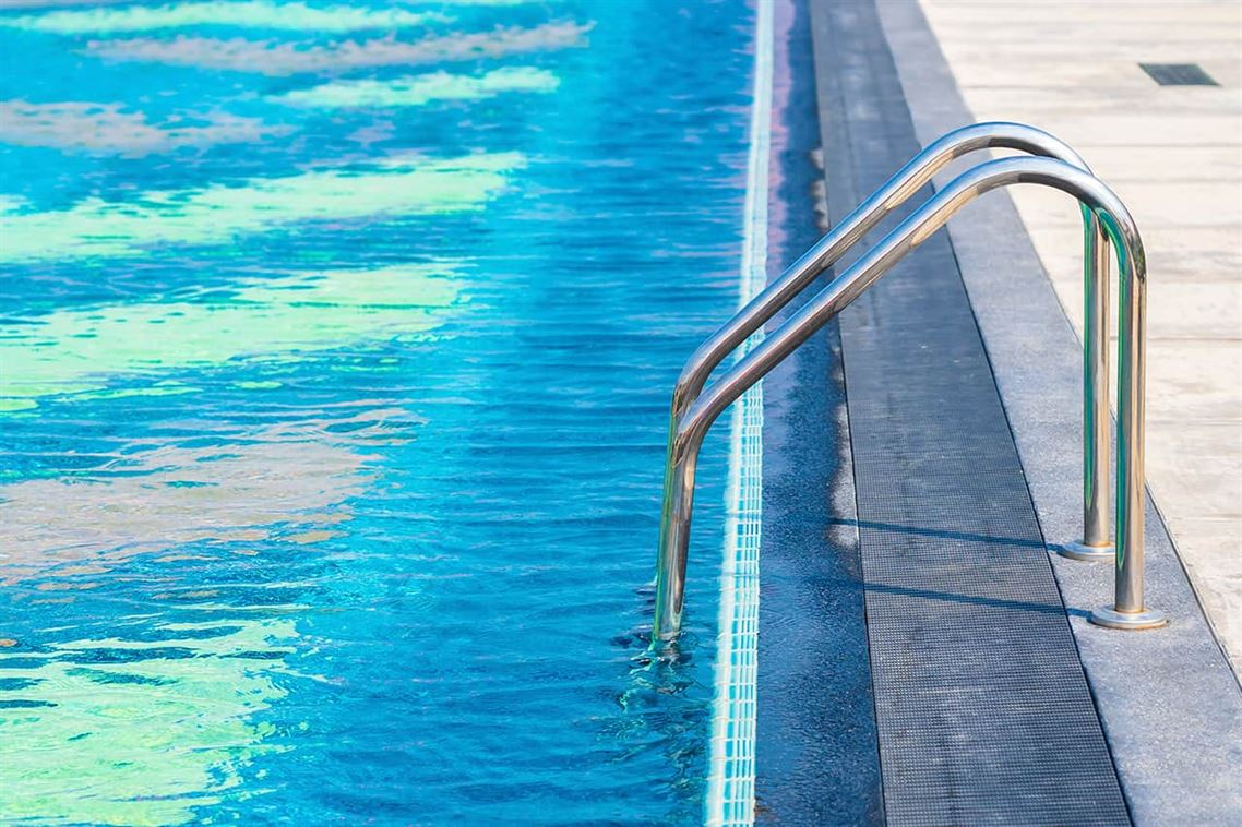 Tratamientos Químicos Eficaces para Tratar el Agua de la Piscina