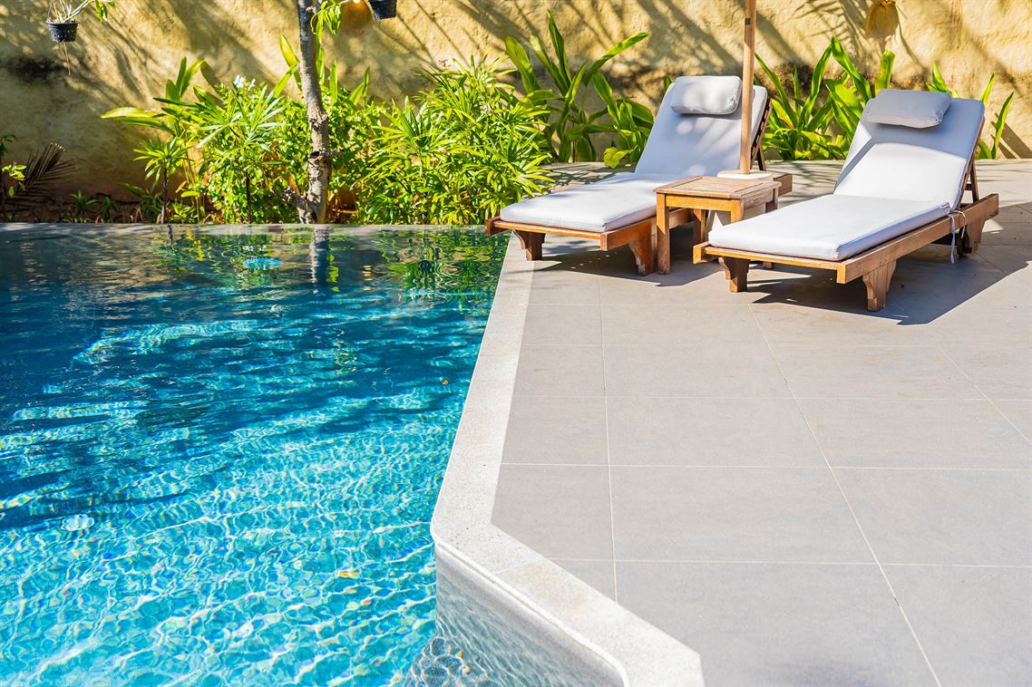 Beneficios de tener piscina en el jardín