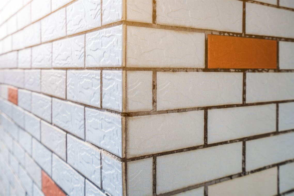 Reemplazar un azulejo roto: guía paso a paso