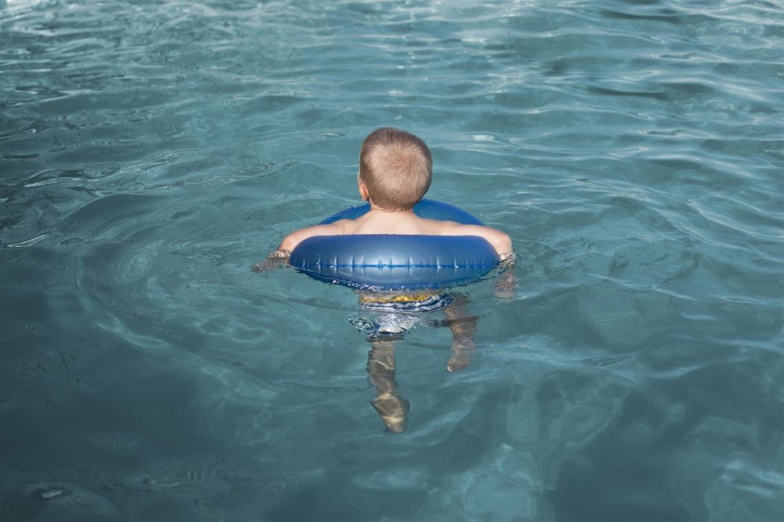¿Cloro o sal para tu piscina? Pros y contras de cada sistema