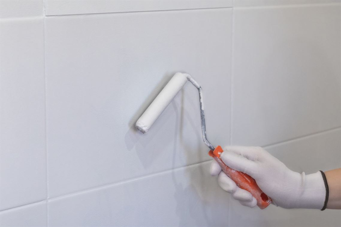 Preparação de paredes com azulejos antes de pintar ou nivelar