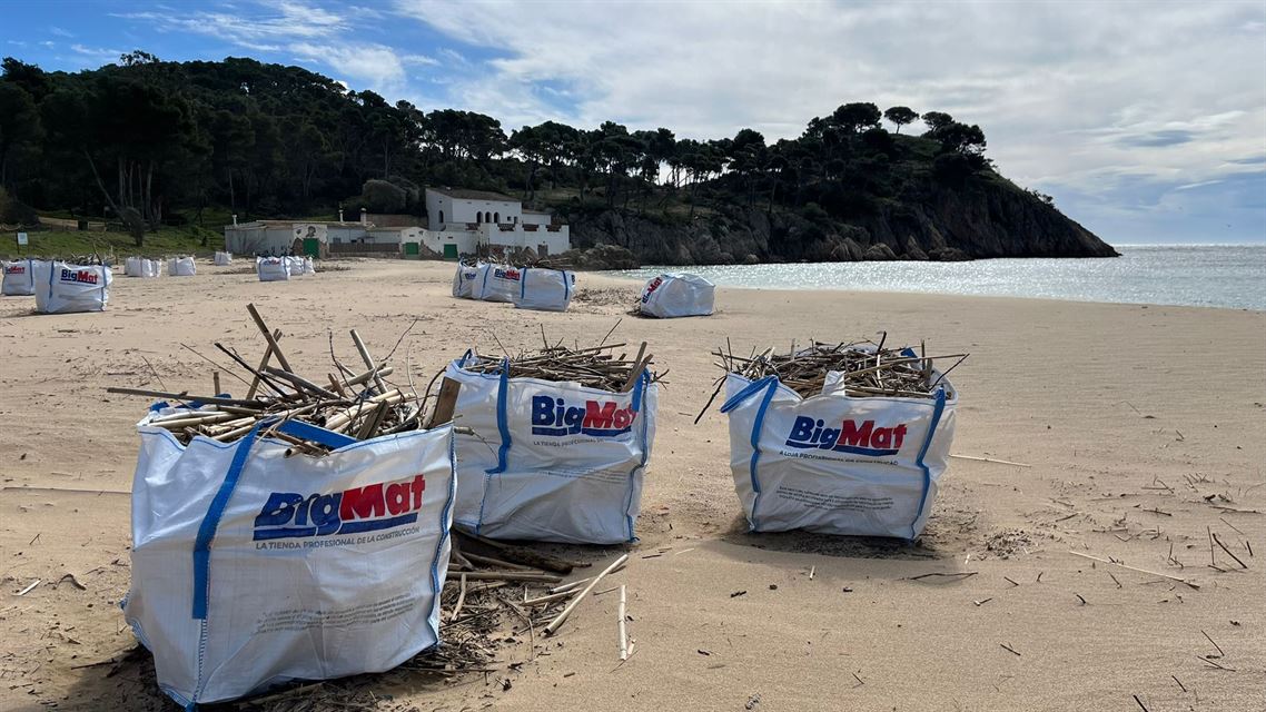 BigMat Mercamat colabora en la limpieza de la Costa Brava tras los temporales de febrero