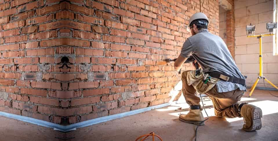 Imagen de un profesional de las reformas trabajando