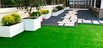 Imagen césped artificial y herramientas de jardín