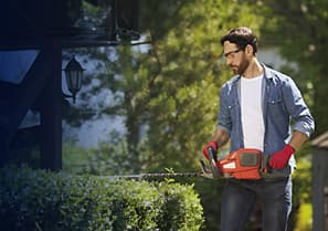       Imagen de un cliente cuidando de su jardín con una herramienta de BigMat      