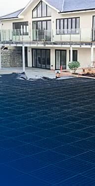 Imagen del uso de las rejillas Ecodeck como entradas y accesos