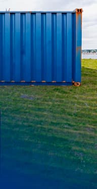 Imagen del uso de las rejillas Ecodeck como superficie para almacenamiento exterior